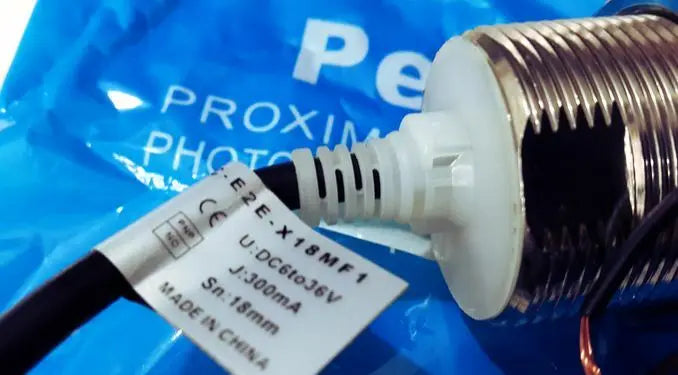 E2E-X18MF1 E2E X18MF1 12-24VDC 1PC New Omron Proximity Switch free shipping
