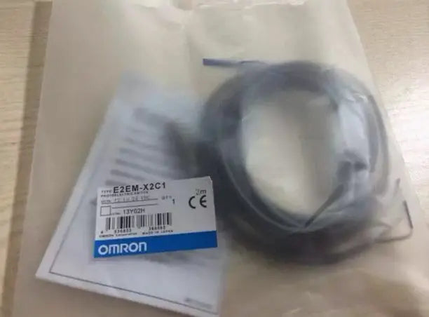 E2EM-X2C1 E2EM X2C1 NEW IN BOX OMRON Proximity Switch free shipping
