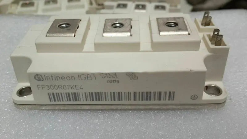 New  Infineon  FF300R07KE4  IGBT MODULE  free shipping