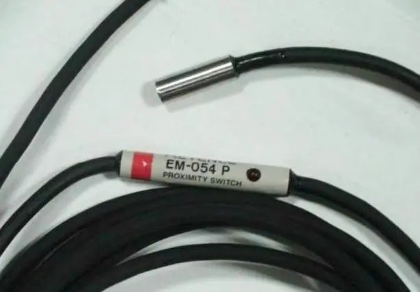 New in box Keyence Proximity Sensor EM-054P EM054P free shipping