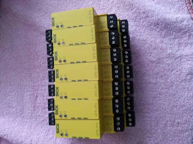 UE10-2FG3D0 1pc USED safety relay safety module