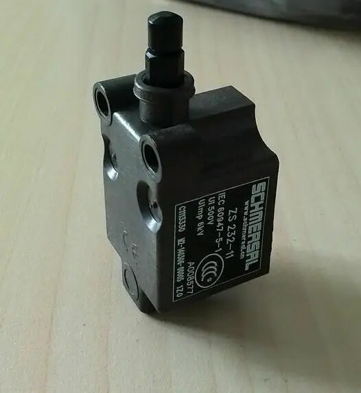 New Schmersal ZS 232-11 ZS232-11 Travel switch micro switch free shipping