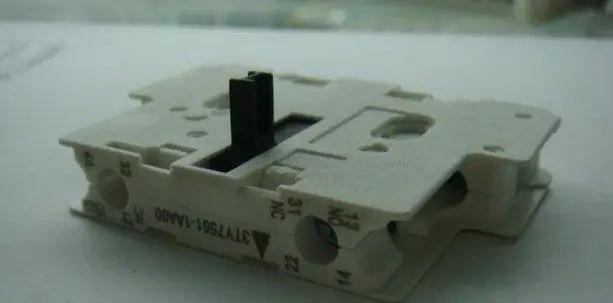 3TY7561-1AA00 3TY75 61-1AA00 2PCS NEW SIEMENS Auxiliary Contact Switch