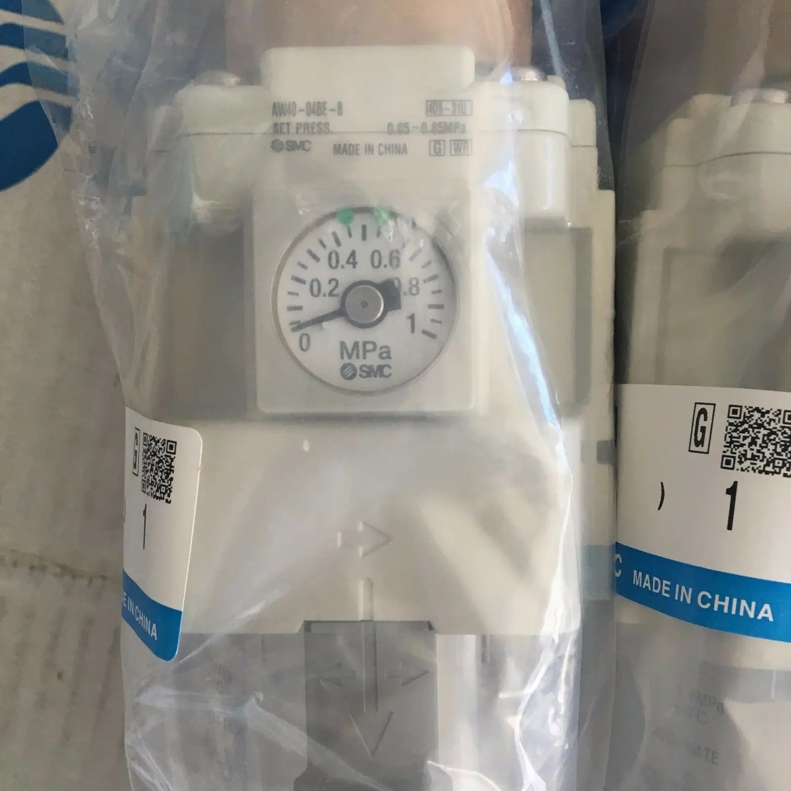 New  SMC  AW40-04BE-B  filtering pressure reducing valve   free shipping