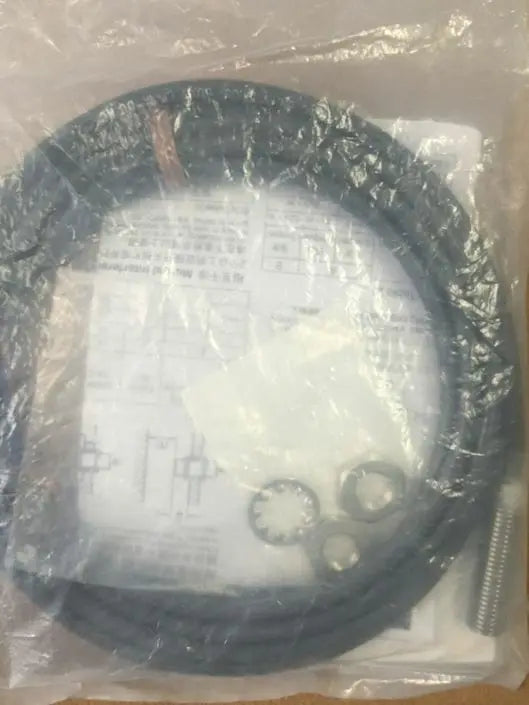 E2EM-X2B2 E2EMX2B2 New Omron New in box free shipping