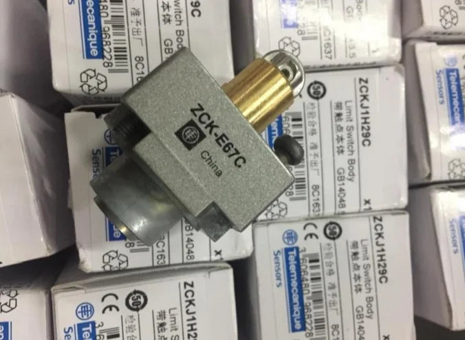 ZCK-E67C ZCKE67C 1PCS NEW Schneider Limit Switch free ship