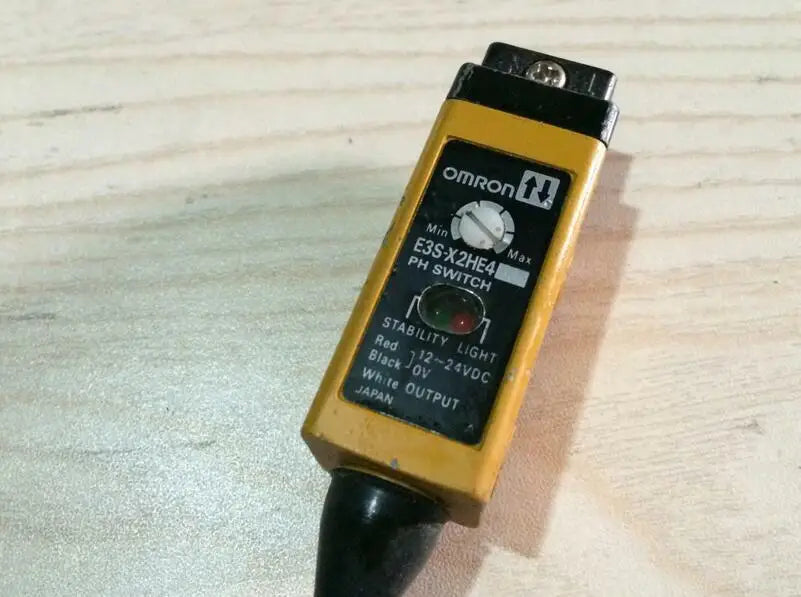NEW IN BOX OMRON E3S-X2HE4 FREE SHIPPING