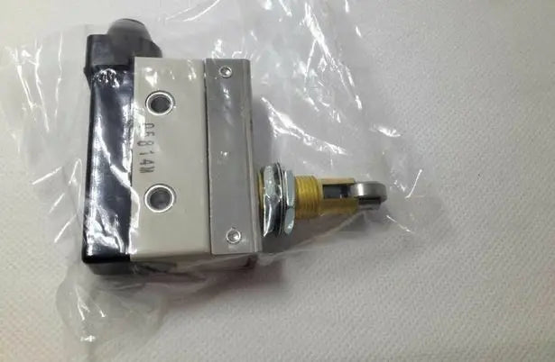 D4MC-5040-N D4MC 5040 N NEW in box Omron Limit Switch free shipping