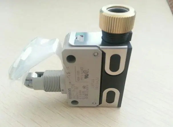 D4E-1A20N D4E1A20N 1PCS NEW IN BOX OMRON Limit Switch free shipping