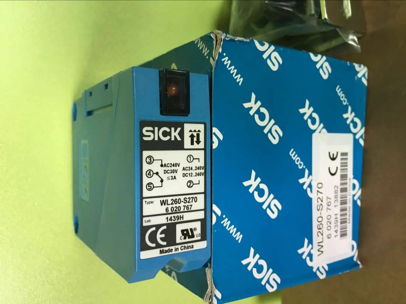 New SICK WL260-S270 Photoelectric switch free shipping