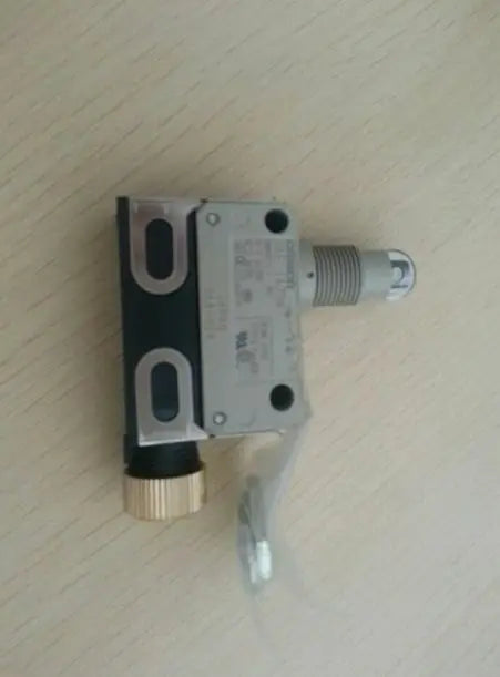 D4E-1A20N D4E1A20N 1PCS NEW IN BOX OMRON Limit Switch free shipping