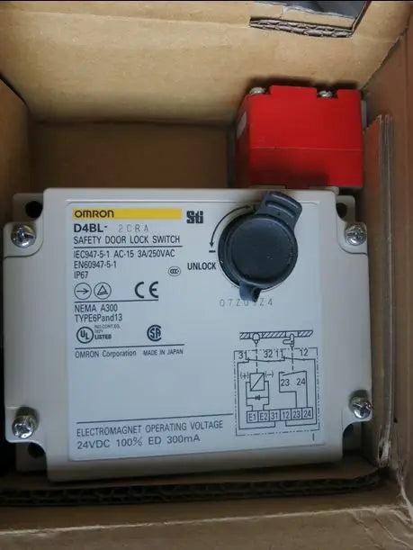 New IN BOX Omron Guard Lock Safety-door Switch D4BL-2CRA D4BL 2CRA free shipping