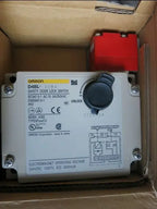 New IN BOX Omron Guard Lock Safety-door Switch D4BL-2CRA D4BL 2CRA free shipping