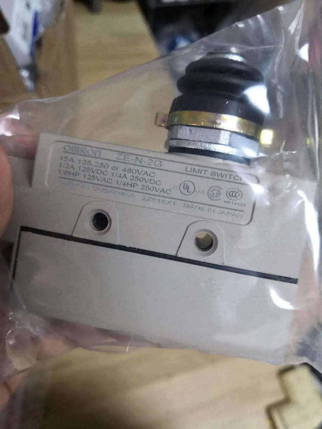 1PC NEW IN BOX Omron limit switch ZE-N-2G  free shipping