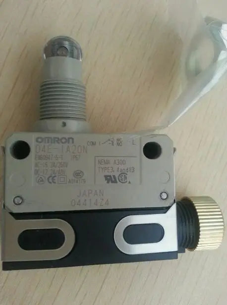 D4E-1A20N D4E1A20N 1PCS NEW IN BOX OMRON Limit Switch free shipping
