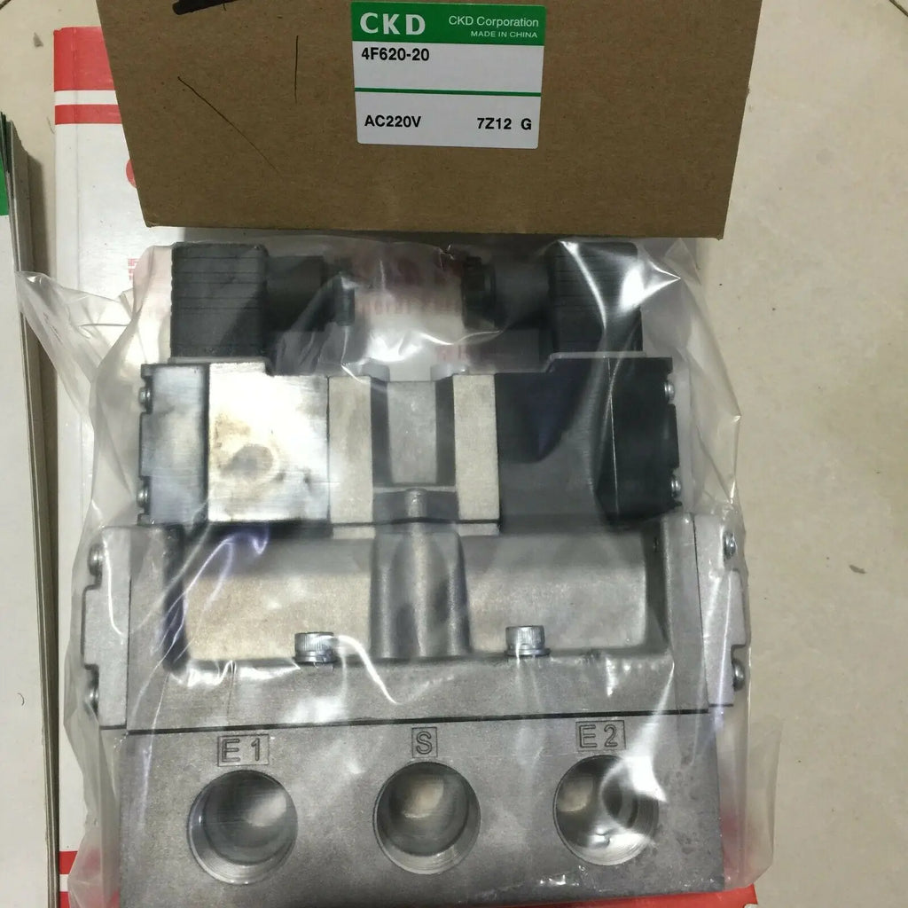 1PC  NEW  CKD  4F620-20-AC220V    4F620-20   AC220V   free  shipping