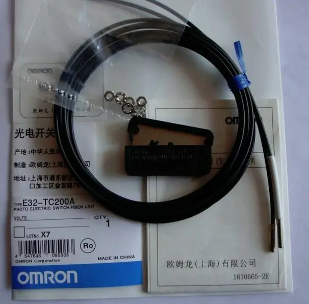 E32-TC200A 1PC New in box New Omron Photoelectric Switch free shipping