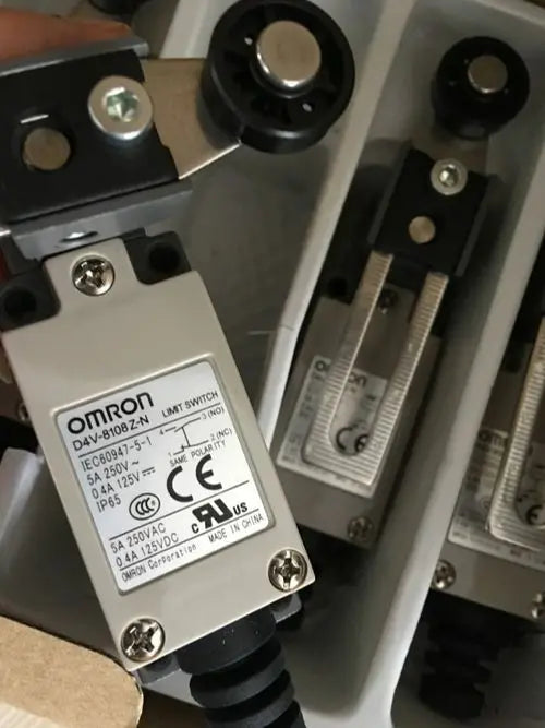 D4V-8108Z-N D4V8108ZN New Omron Limit Switch New in box free shipping