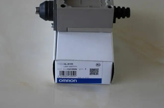 HL-5100 HL5100 New Omron Limit Switch New in box free shipping