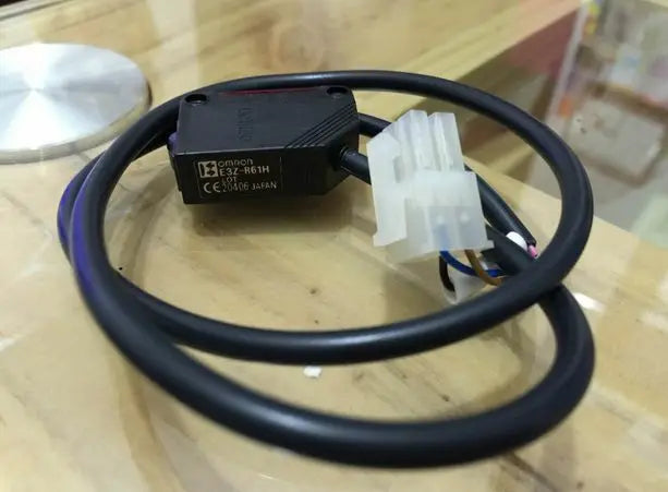 E3Z-R61H E3ZR61H New Omron photoelectric switch free shipping