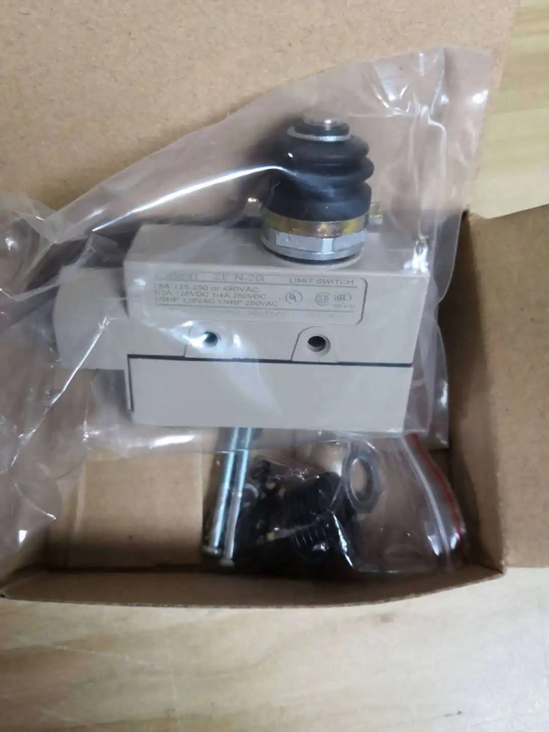 1PC NEW IN BOX Omron limit switch ZE-N-2G  free shipping