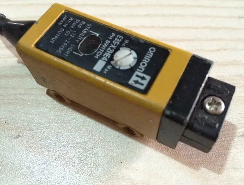 NEW IN BOX OMRON E3S-X2HE4 FREE SHIPPING