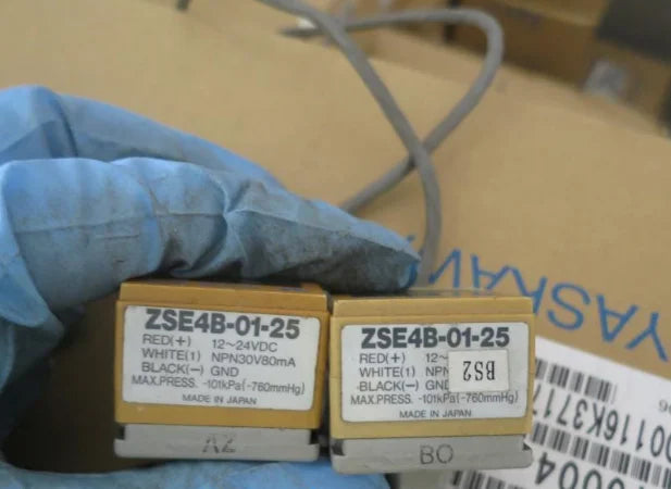 New  Smc  Pressure switch  ZSE4B-01-25  free shipping