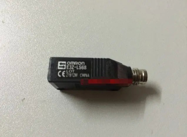 E3Z-LS68 E3ZLS68 1PC NEW Omron PhotoElectric Switch 12-24VDC free shipping