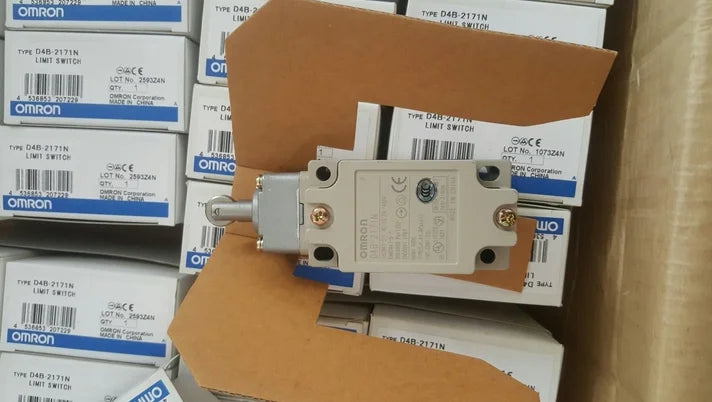 D4B-2171N D4B2171N 1PC New Omron Limit Switch free ship