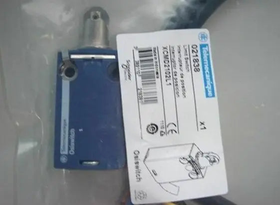 XCMD2102L1 1PC NEW IN BOX Schneider Limit Switch free shipping