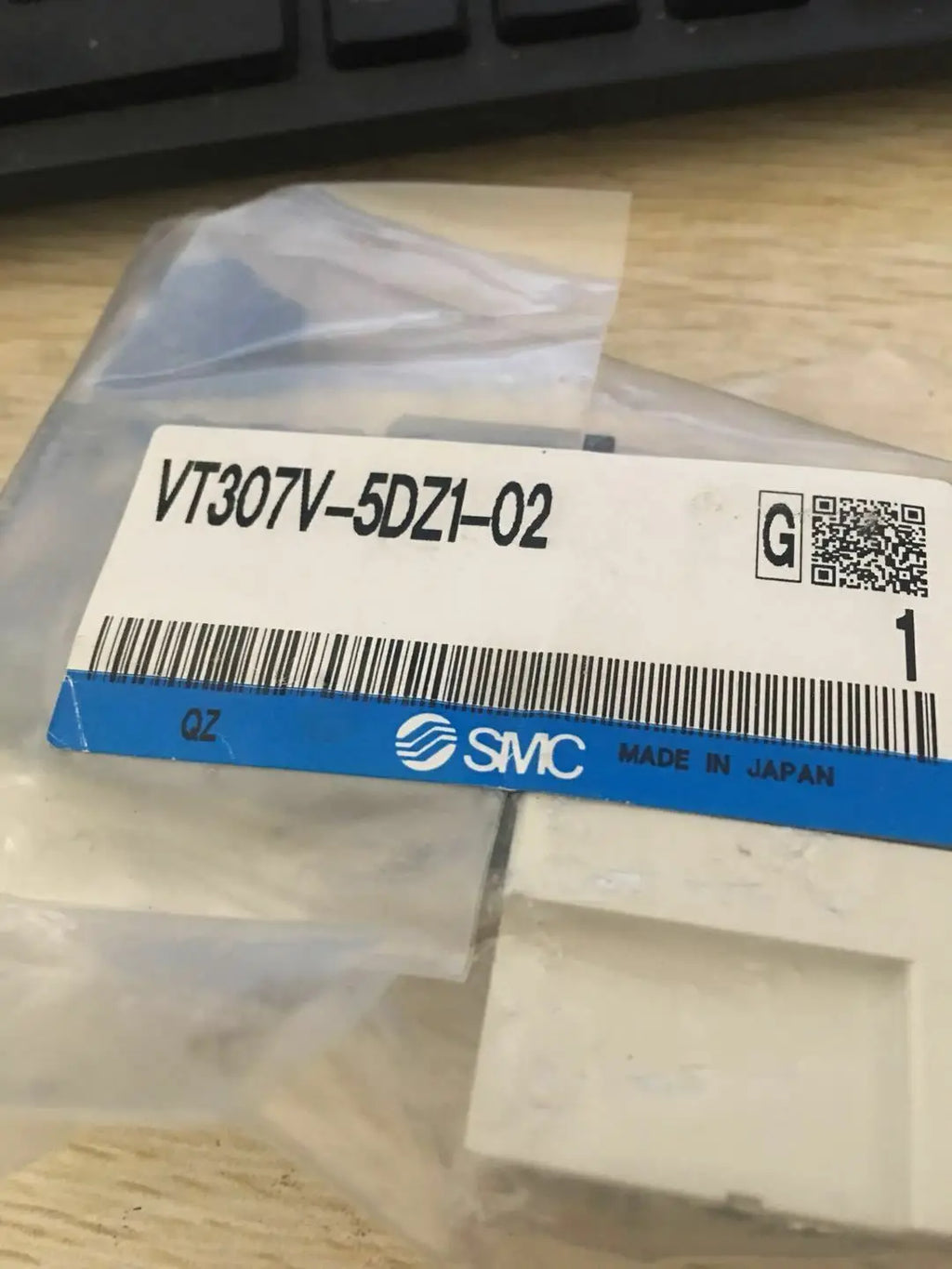 New SMC VT307V-5DZ1-02 Solenoid valve free shipping