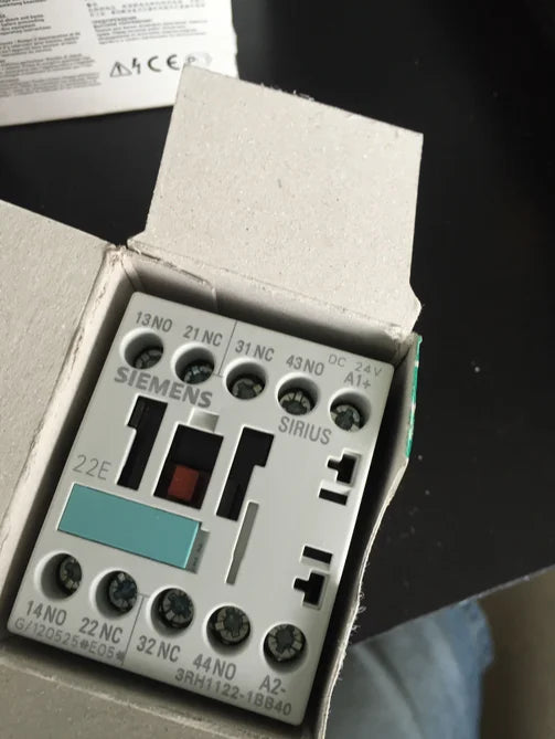 3RH1122-1BB40 3RH11 22-1BB40 1PC New SIEMENS relay free shipping