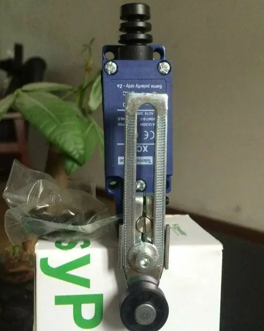 XCE-145 NEW IN BOX Schneider Telemecanique Limit Switch free shipping