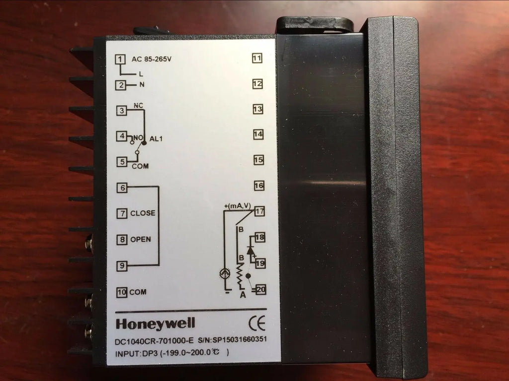 DC1040CR-701000-E DC1040CR701000E temperature controller HONEYWELL NEW