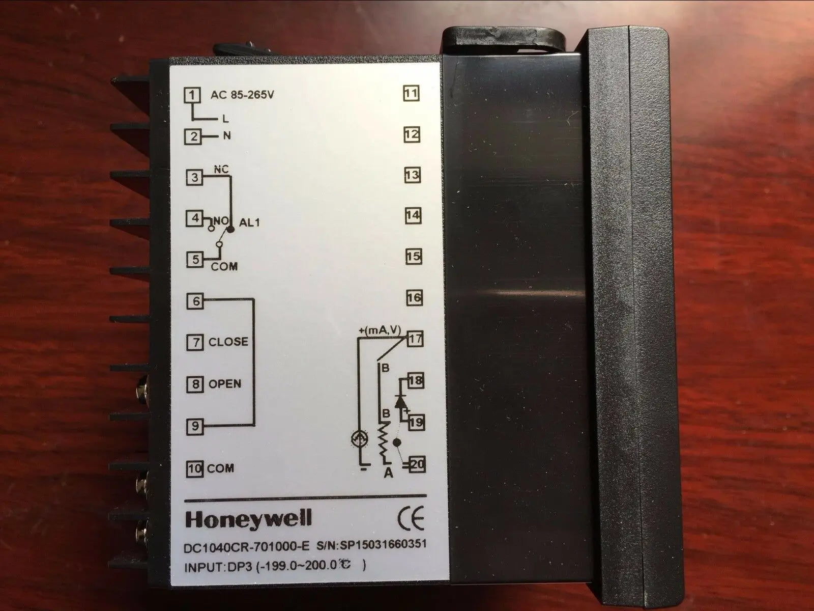 DC1040CR-701000-E DC1040CR701000E temperature controller HONEYWELL NEW