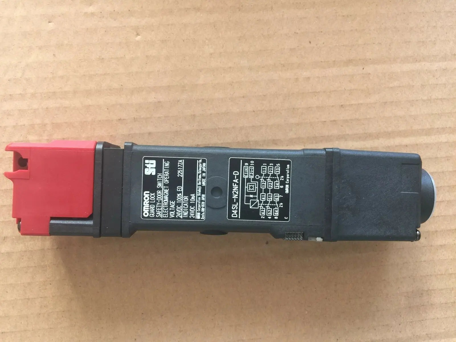 New Omron D4SL-N2NFA-D Travel switch free shipping
