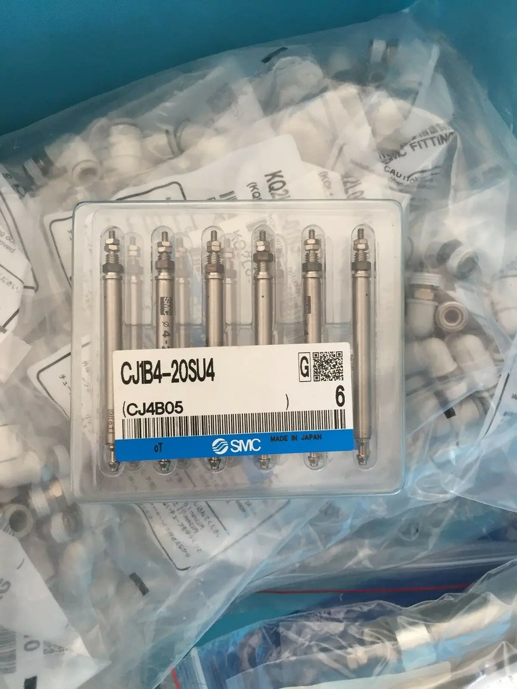 New   SMC  CJ1B4-20SU4  cylinder  free shipping