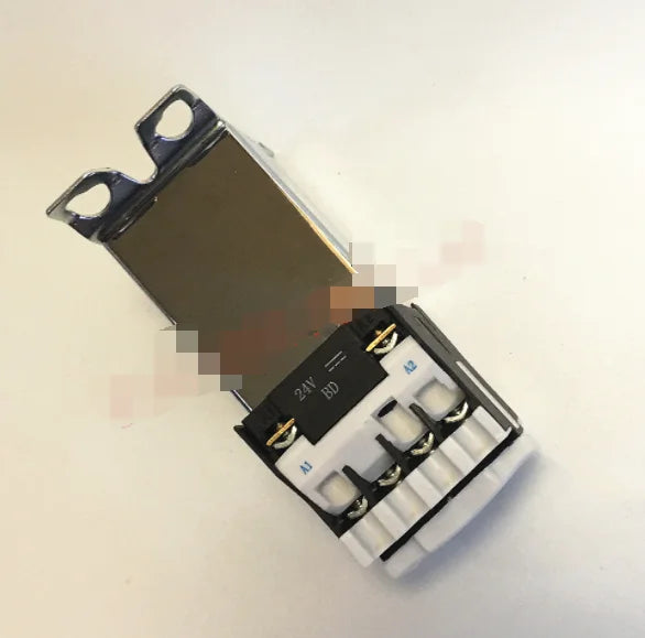1PC  NEW   Tianshui 213   CJX4-093Z   DC220V   free  shipping