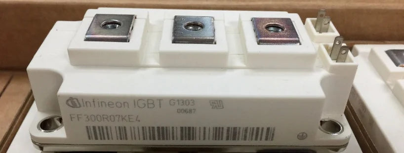 New  Infineon  FF300R07KE4  IGBT MODULE  free shipping