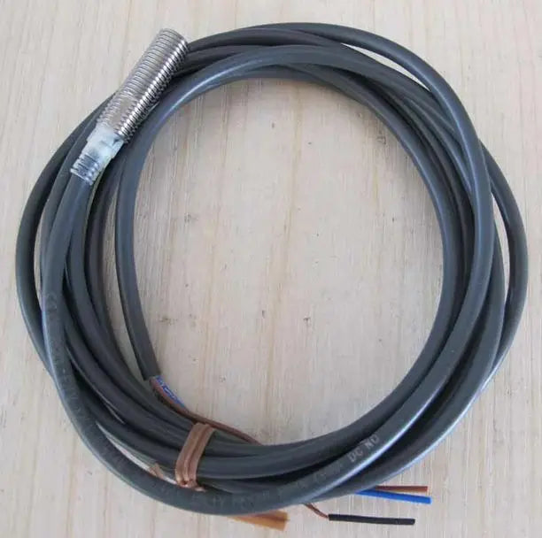 E2EM-X2C1 E2EM X2C1 NEW IN BOX OMRON Proximity Switch free shipping