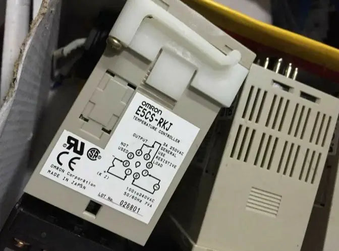 E5CS-RKJ E5CSRKJ 1pcs Omron Temperature Controller 100-240VAC NEW IN BOX