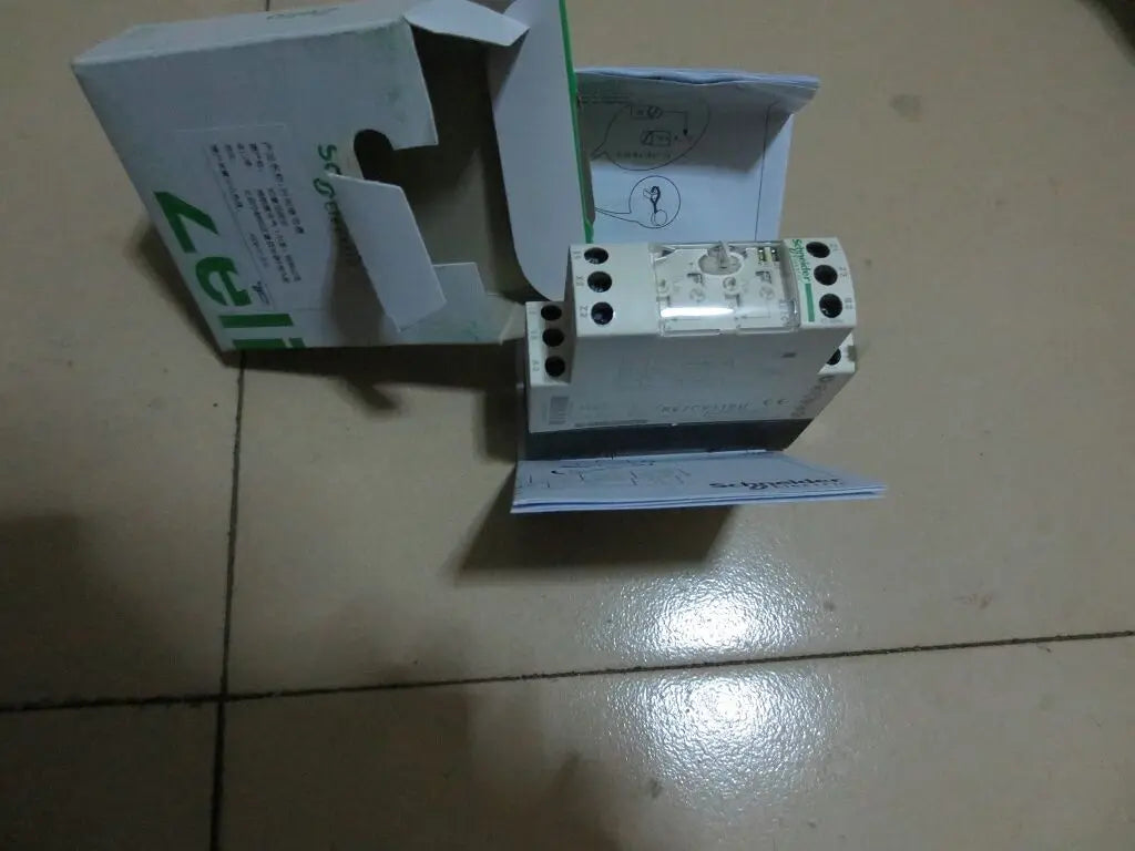 RE7CV11BU 1PC NEW Schneider