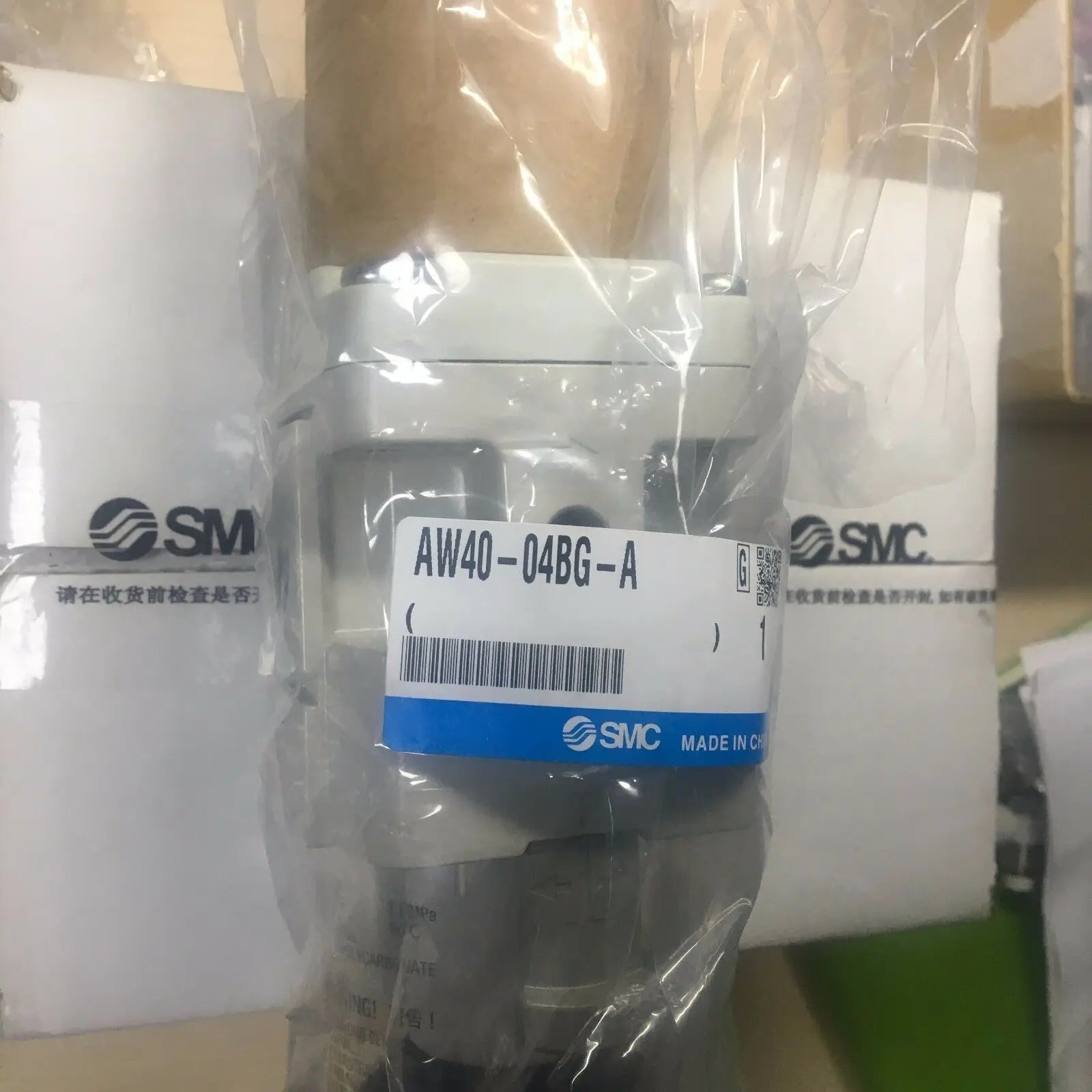 New SMC AW40-04BG-A filtering pressure reducing valve free shipping