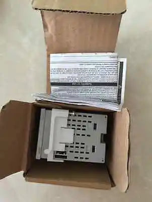 E5CWL-R1TC New Omron Temperature Controller 100-240VAC free shipping