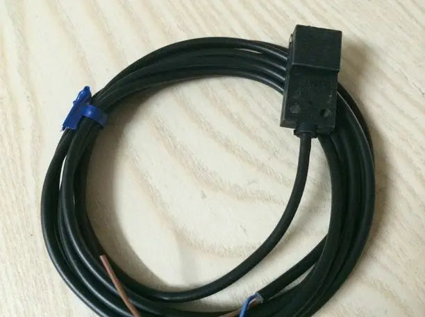 GXL-15FU  1pc SUNX God as the proximity switch free ship