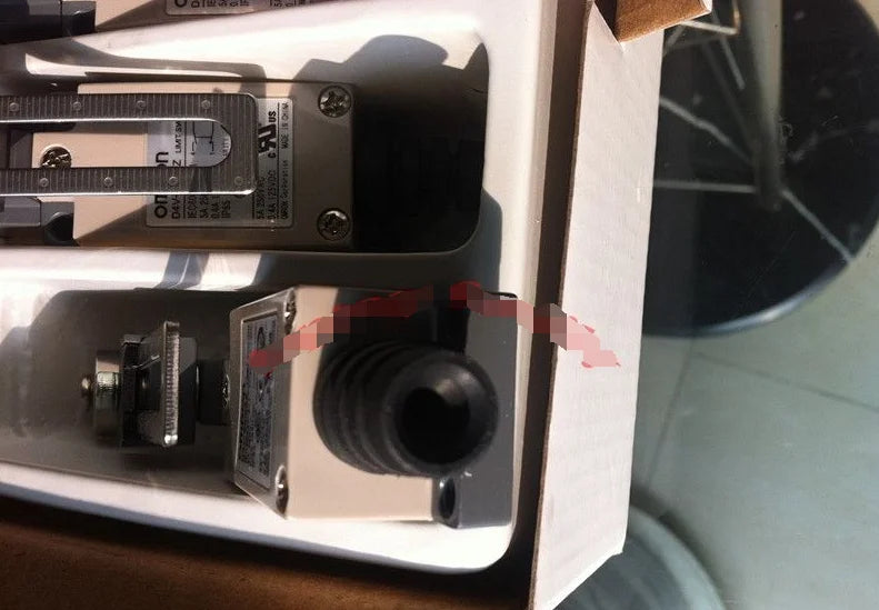 D4V-8108SZ D4V8108SZ 1PC New Omron Limit Switch free shipping