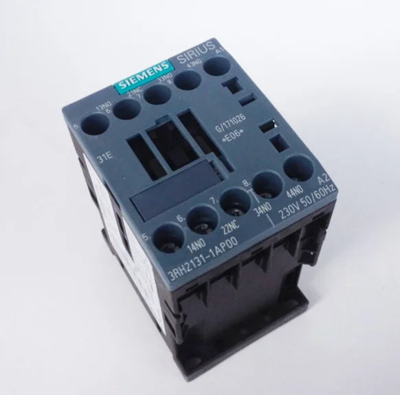 1PC  NEW   SIEMENS   3RH2131-1AP00  230V  free shipping
