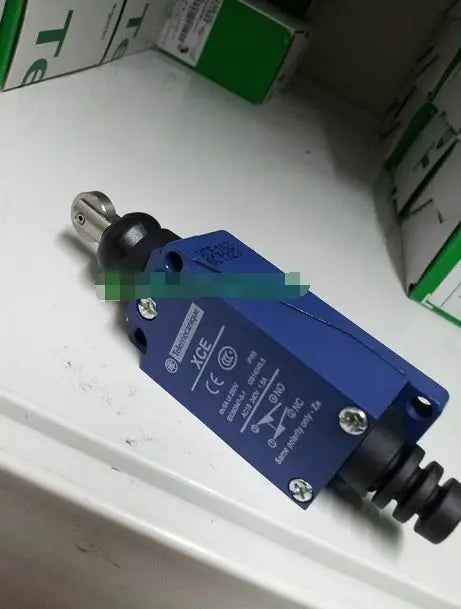 XCE-102 XCE102 1PC New Schneider Limit Switch free shipping