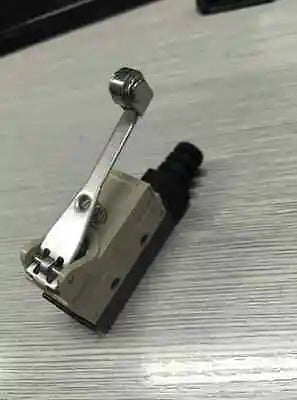 SHL-W2155 SHLW2155 1PC New Omron Enclosed Switch Roller NIB free shipping