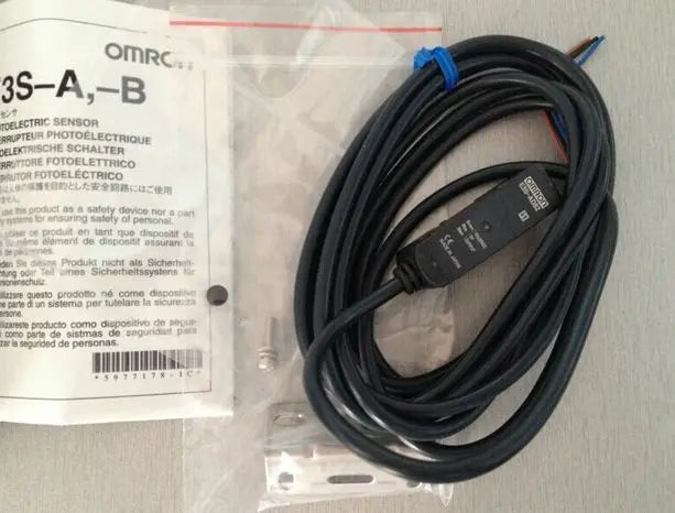E3S-AD82 E3S AD82 NEW OMRON NEW IN BOX free shipping